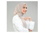 Tips Memilih Warna Jilbab yang Sesuai Warna Kulit Agar Nggak Terlihat Kusam