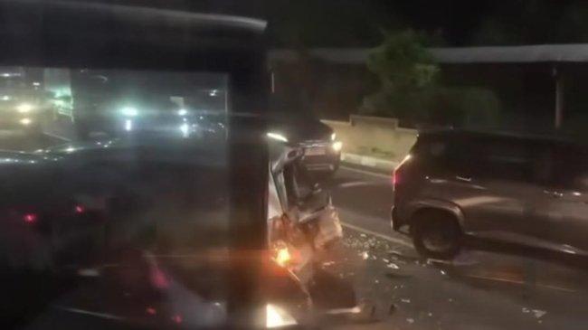 Kecelakaan-beruntun-10-mobil-di-Exit-Tol-Bekasi-Barat-Kota-Bekasi-Jawa-Barat.jpg