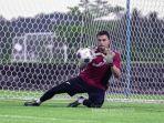 Aksi-kiper-Timnas-Indonesia-Emil-Audero-menjalani-latihan-di-Bali-United-Traing-Center.jpg