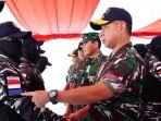 Panglima-TNI-Jenderal-TNI-Agus-Subiyanto-menyalami-prajurit-TNI-AL-di-KRI-Bung-Karno.jpg