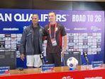 Pelatih-Timnas-Indonesia-Patrick-Kluivert-bersama-dengan-kiper-Emil-Audero.jpg