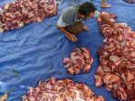 panitia-bersiap-membagikan-daging-kurban-idul-adha-1441-h-aceh_20200801_185815.jpg